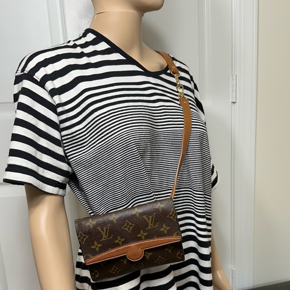 Louis Vuitton Purse - Picture 8 of 11